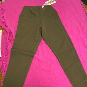 Colorfulkoala Women's High Waisted Yoga Capris 21" Inseam Leggings with Pockets